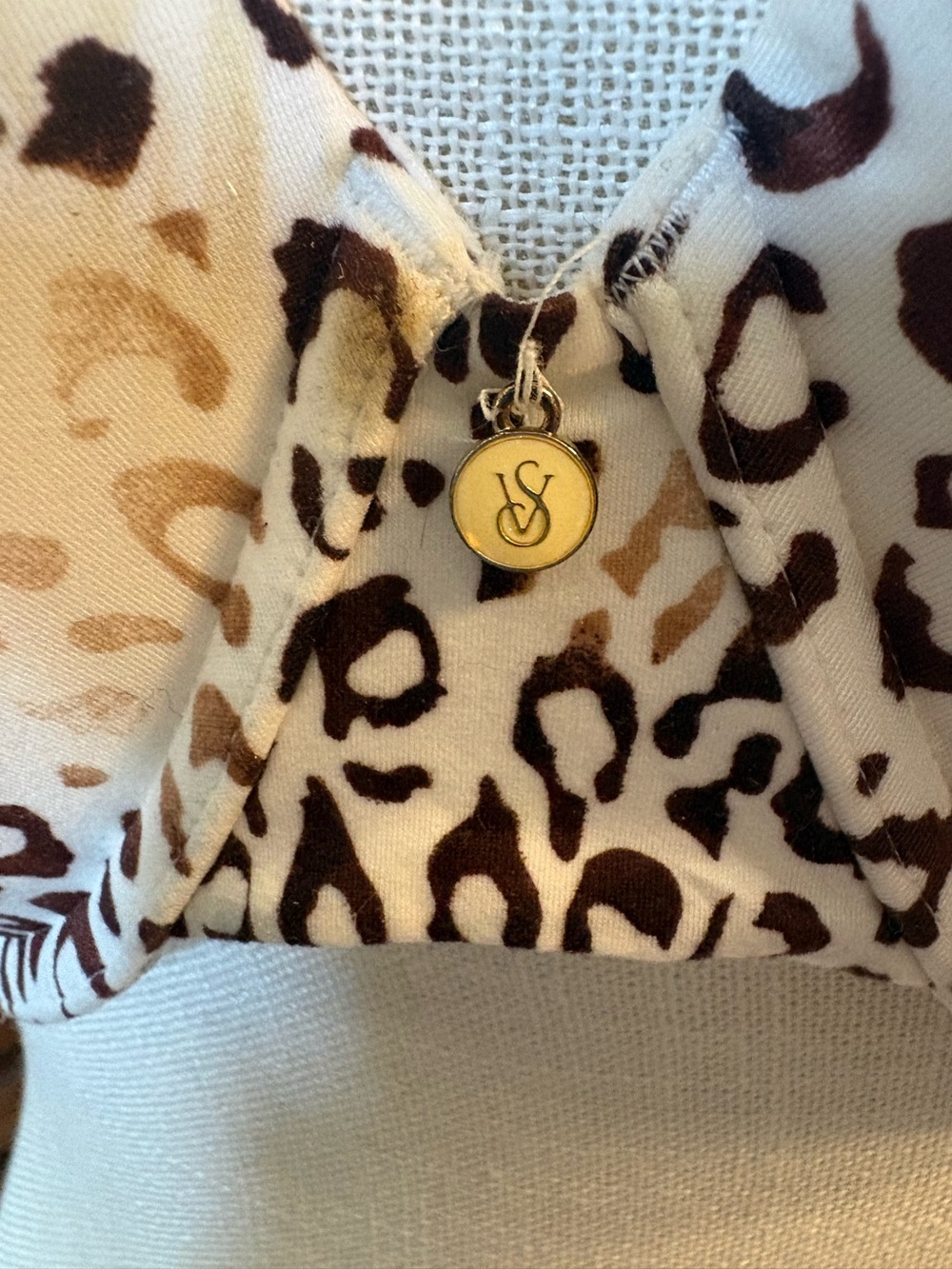 6 Victoria's Secret Bras size 40 D.  3 beige, 1 animal print,1 Ivory, 1 Lavender - Picture 11 of 16